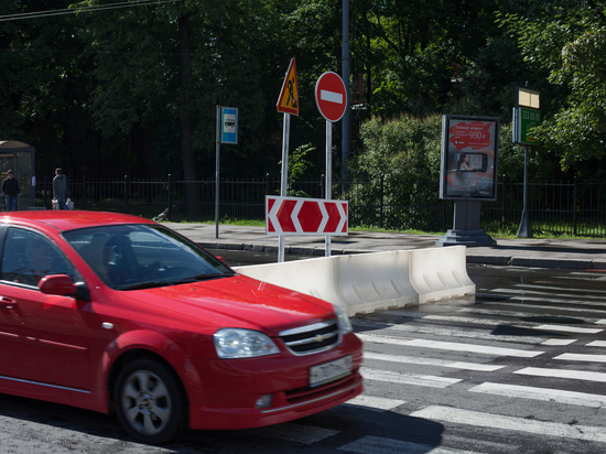 Дорожники около месяца будут устанавливать светофор на Ново-Нарвском шоссе