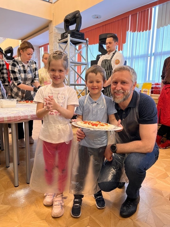 Юрий Бездудный испёк пиццу вместе с участниками празднования Дня молодёжи