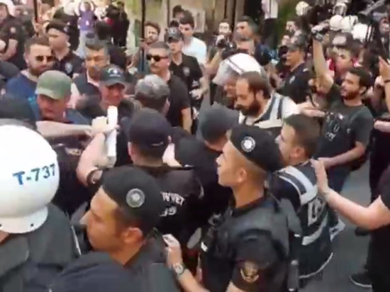 В Стамбуле полиция жестко разогнала гей-парад