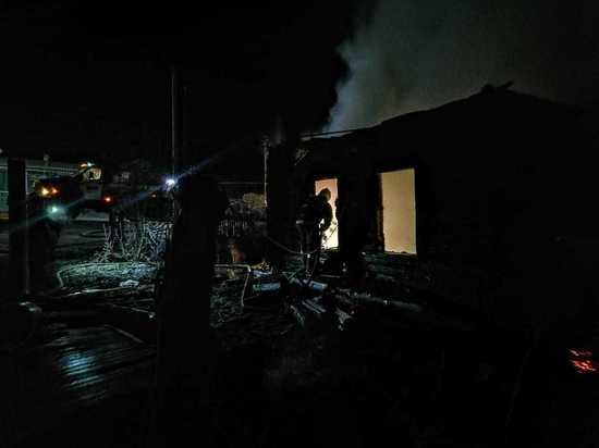 В Башкирии полицейские вынесли из полыхающего дома двух детей