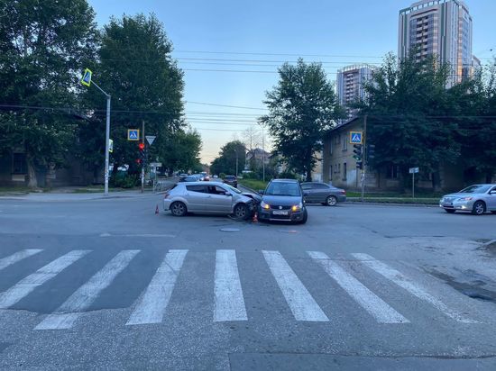 Две девочки пострадали в ДТП на перекрёстке в Октябрьском районе Новосибирска