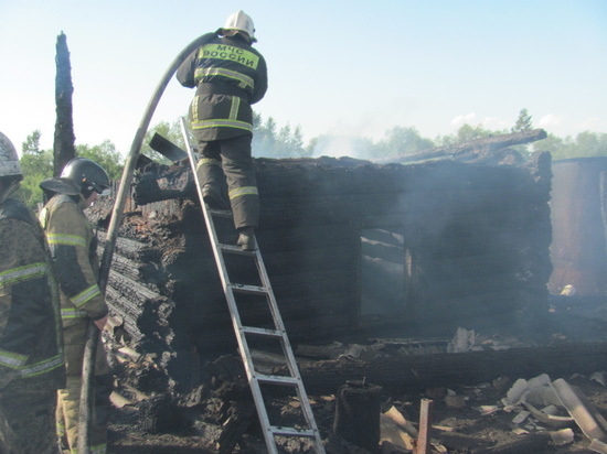В Хакасии из-за неосторожного обращения с огнем сгорел жилой дом
