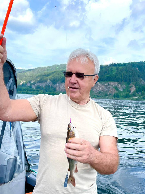 Губернатор Красноярского края Александр Усс поделился кадрами с рыбалки на выходных