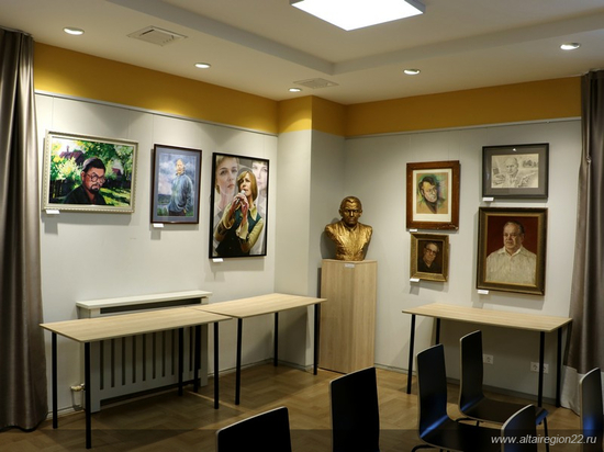 Новые экспонаты передали в музей Роберта Рождественского в Косихе