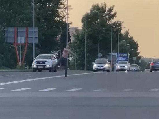 Полуголый мужчина устроил шоу и резко потерял сознание посреди дороги в Кузбассе