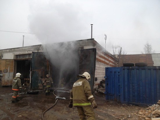 В воскресный день в Иванове сгорел гараж с автомобилем