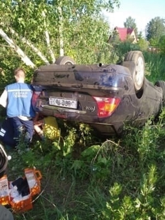 В Тверской области иномарка съехала с дороги и опрокинулась