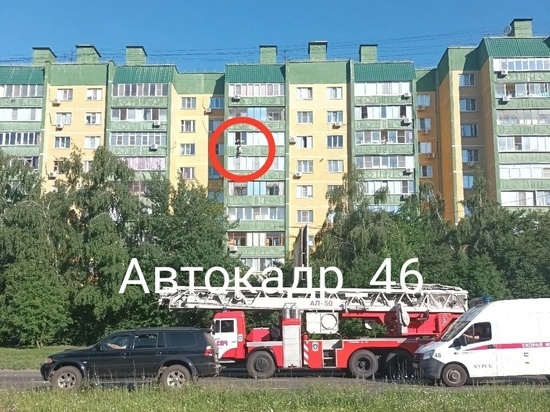В Курске сотрудники МЧС спасли висящего на балконе на 7 этаже мужчину