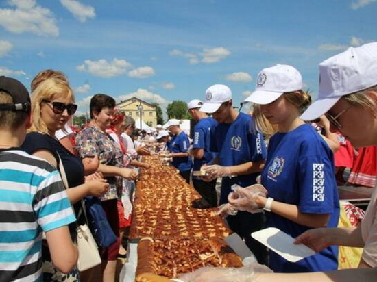 В Брянске испекли 20-метровый пирог для участников «Славянского единства»