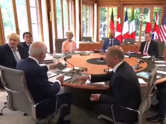 Президент США Джо Байден не услышал фотографа на саммите G7