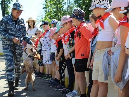 Полицейские и собаки познакомили детей Серпухова с профессией кинолога