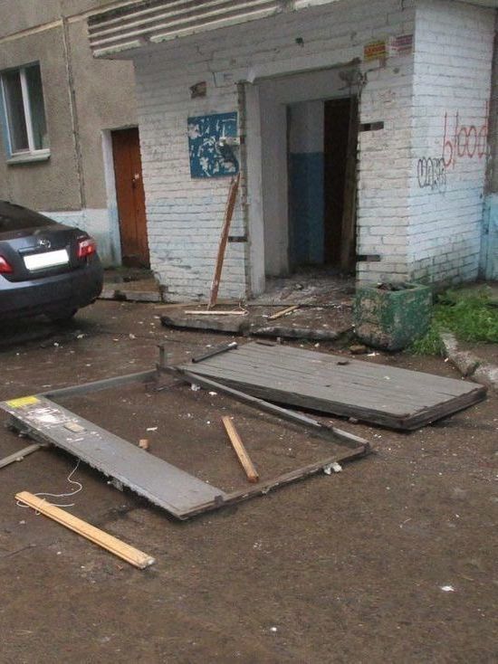  Дом в Лесосибирске Красноярского края мог остаться без подъездной двери из-за молнии