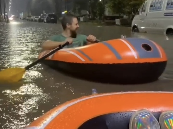 Жители плавали на лодках по затопленным улицам Краснодара. ВИДЕО
