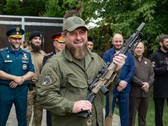 Трофейный автомат США подарили Кадырову чеченские командиры