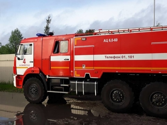 В Калининграде пожарные потушили горящий трехэтажный дом