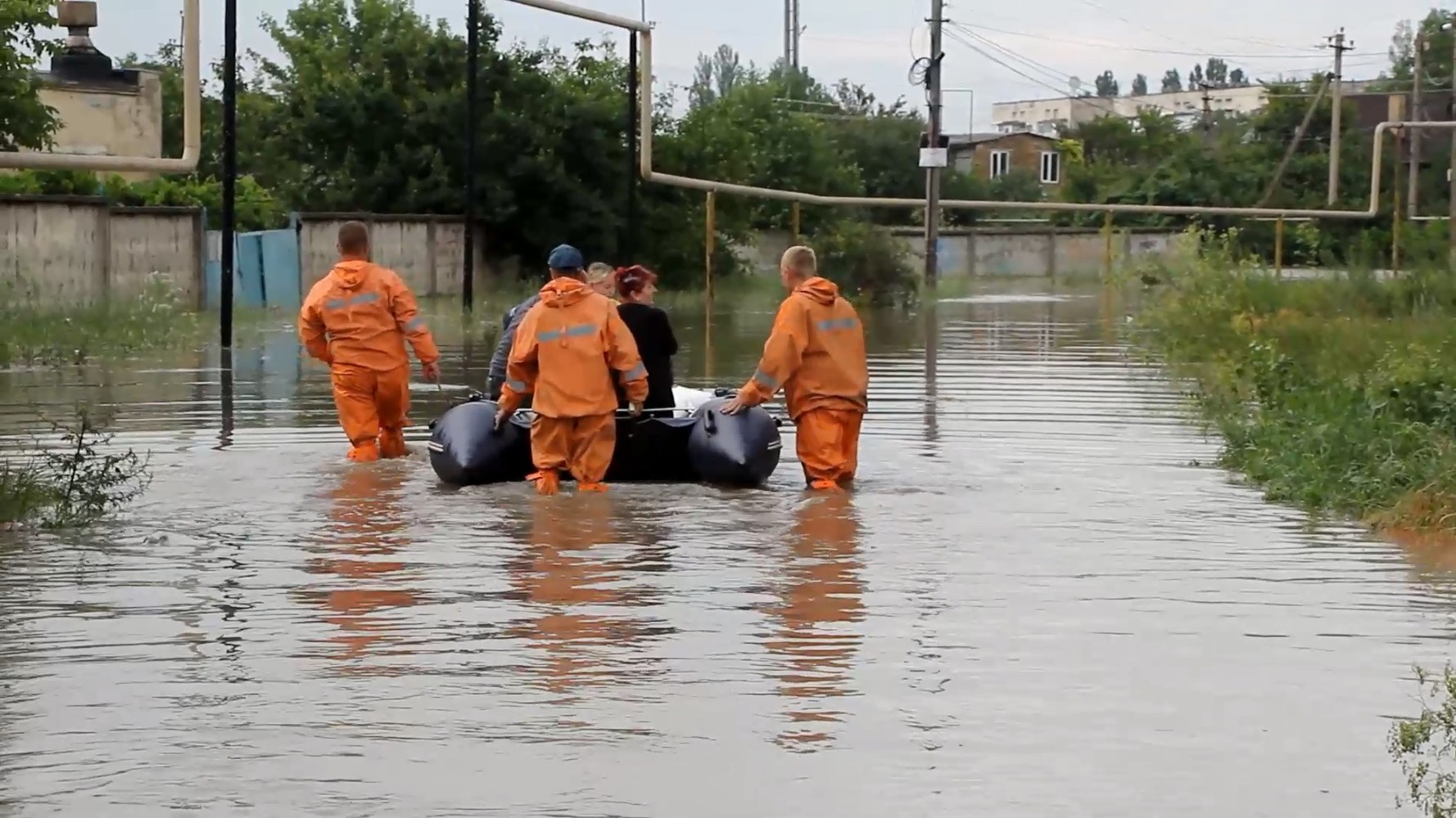 Потоп в Симферополе: спасатели эвакуируют жителей многоэтажек на лодках