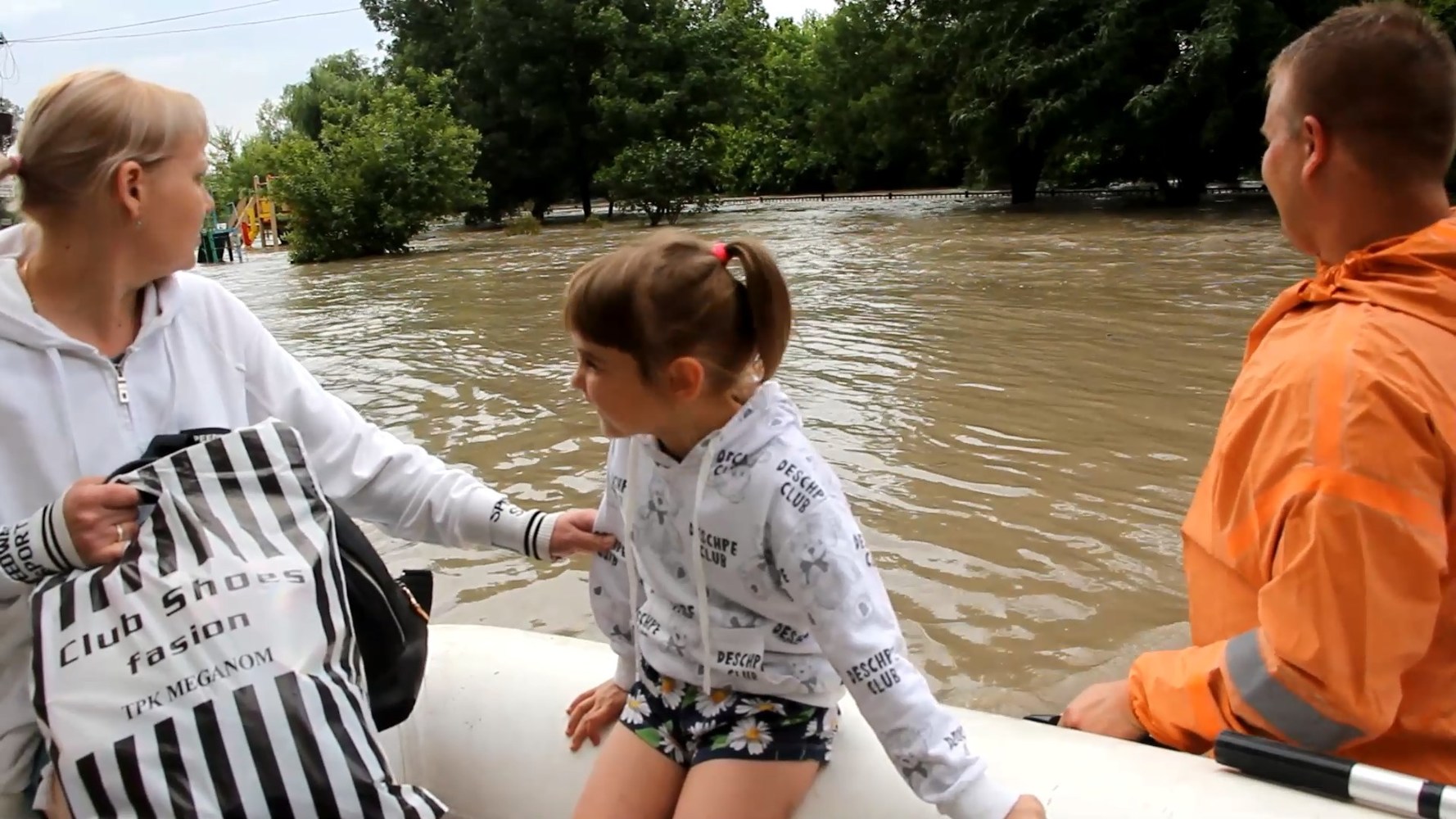Потоп в Симферополе: спасатели эвакуируют жителей многоэтажек на лодках