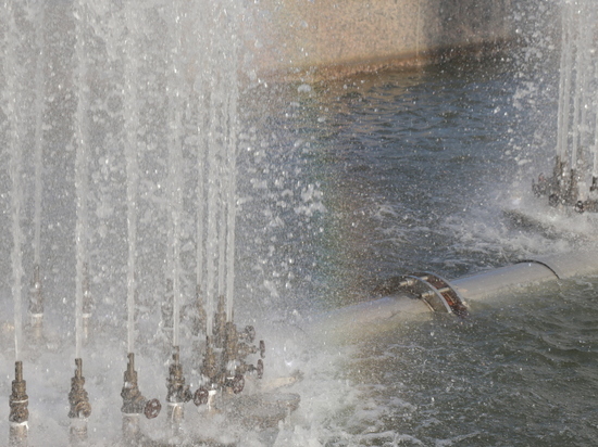 Компания спасавшихся от жары пловцов повредила фонтаны на Московской площади