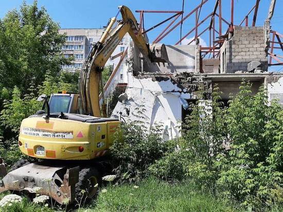 Недострой двадцатилетней давности сносят в Серпухове