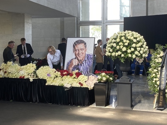 На Троекуровском кладбище в Москве завершилось семейное прощание с солистом группы «Ласковый май» Юрием Шатуновым