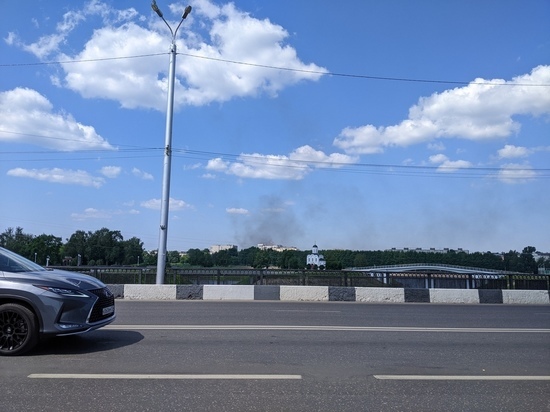 Очевидцы сообщают о густом дыме над Заволжьем в Твери