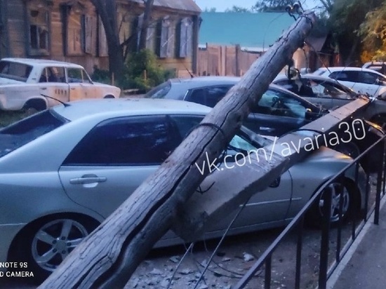  В Астрахани электрический столб рухнул на припаркованные автомобили