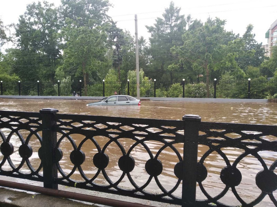 В Кирове утонул автомобиль на проежей части улицы Карла Маркса