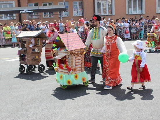 Кинешемцы на День города удивили зрителей парадом необычных колясок