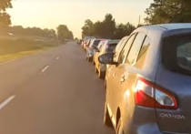 На автомобильных пунктах пропуска из стран ЕС на Украину образовались тридцатикилометровые очереди — из-за желающих провезти в страну иностранный автомобиль без растаможки