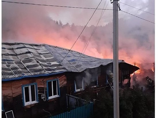 Два жилых дома пострадали в Камбарском районе от пожара