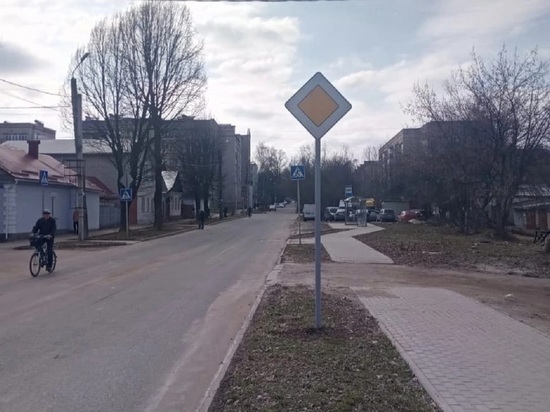 В Калуге на перекрестке по Платова установили новые дорожные знаки