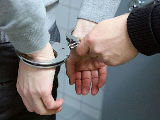 Пьяному дебоширу нацепили наручники после угроз сотруднику пожарной части в Пушкине