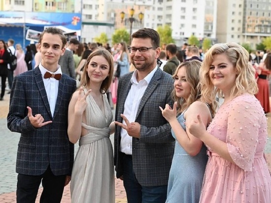 256 выпускников Белгорода получили медали "За особые успехи в учении"