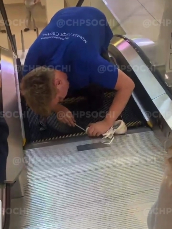 В ТРЦ «МореМолл» в Сочи эскалатор оставил посетительницу без кроссовка
