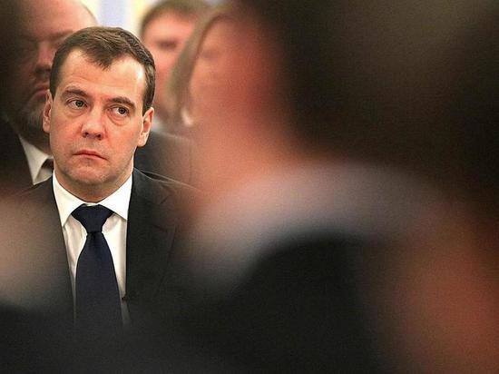 По словам заместителя председателя Совбеза России Дмитрия Медведева, украинским нацистам не должно быть пощады в ходе проведения спецоперации, поскольку они прикрываются мирным населением как живым щитом