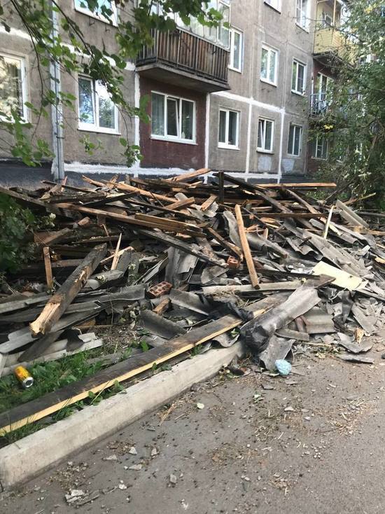 Коммунальщики оставили после себя свалку под окнами дома в Кузбассе