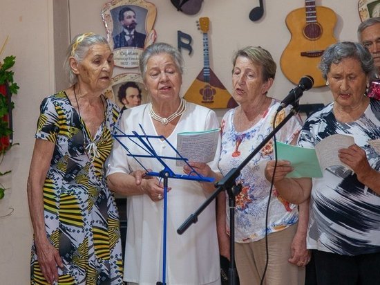 Астраханские пенсионеры 80+ встретились в литературно-музыкальной гостиной