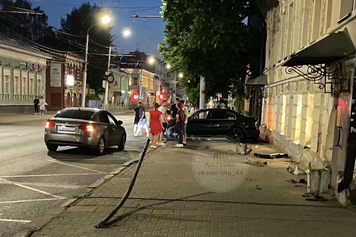 Костромские ДТП: автомобиль БМВ против столба