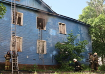 Около 6 утра 28 июня во дворе по ул.Кирова в Петрозаводске загорелось деревянное нежилое здание