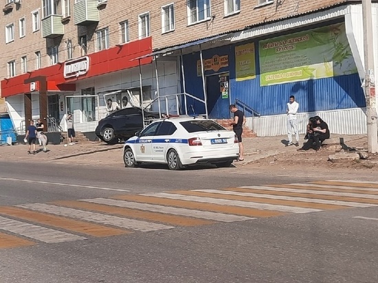 В Скопине Рязанской области автомобиль врезался в крыльцо магазина