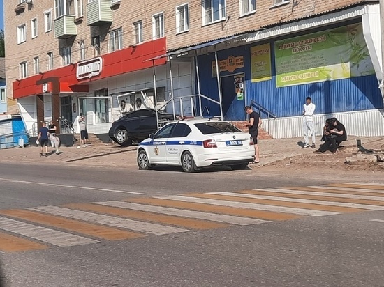 Полиция устанавливает личность водителя, протаранившего магазин в Скопине