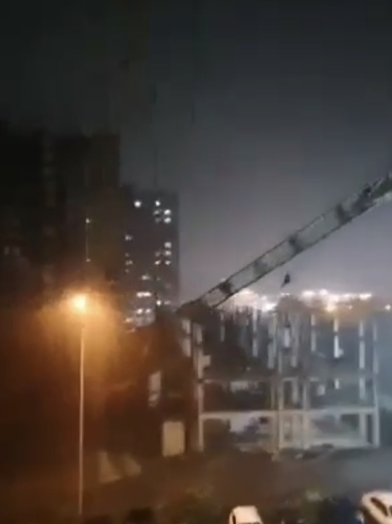 В Пензе во время ночной грозы упал строительный кран