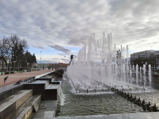 Распаленные жарой петербуржцы потребовали разрешения охлаждаться в городских фонтанах