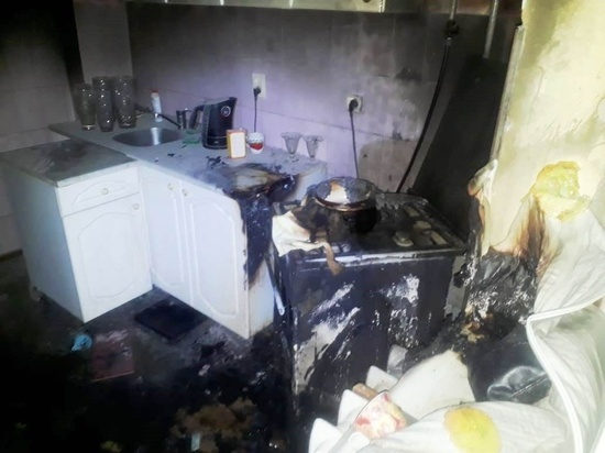 В Курске спасатели вызволили из дыма четырех жителей дома на Магистральном
