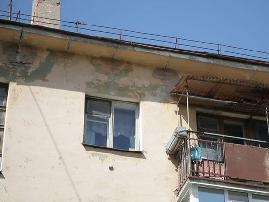 Вологжане пожаловались председателю ЗСО на плохое состояние крыши жилой многоэтажки