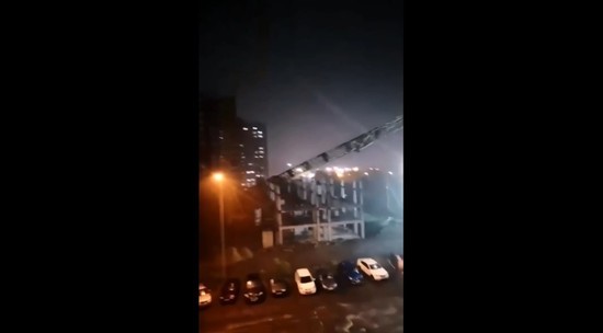Появились кадры падения строительного крана в Пензе: погиб охранник