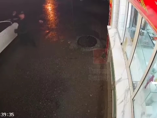 В Краснодаре нетрезвый гражданин повредил витрину шаурмичной, разбил окно и угрожал сотруднику заведения