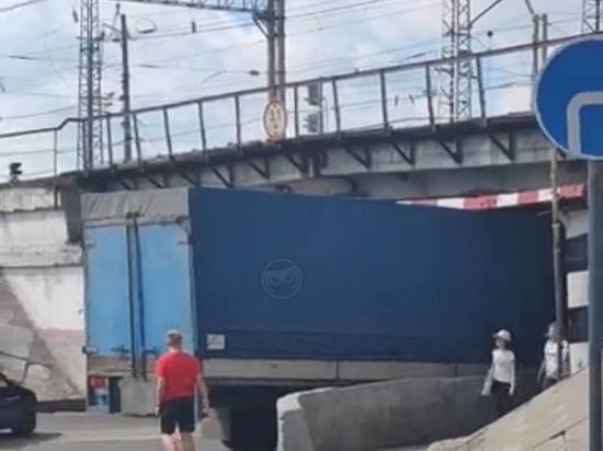 В Пензе под Бакунинским мостом застрял грузовик