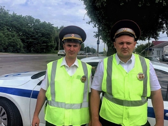 В Белгороде сотрудники ГИБДД доставили упавшего с самоката ребенка в больницу