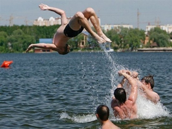 Жителям Кирова запретили купаться из-за инфекции и паразитов